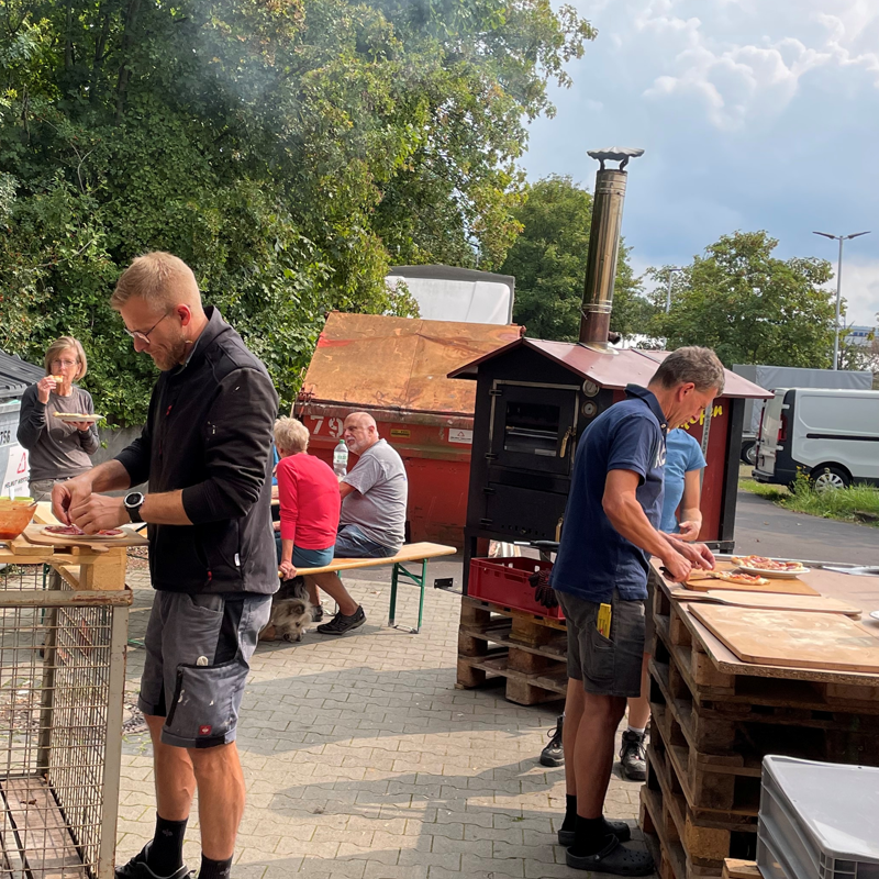 Sommergrillen, Pizzaofen bei design+technik klose im Sommer während der Mittagspause